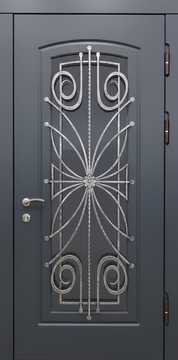 Входная термодверь с большим остеклением, кованой решеткой и панелями МДФ цвета графит